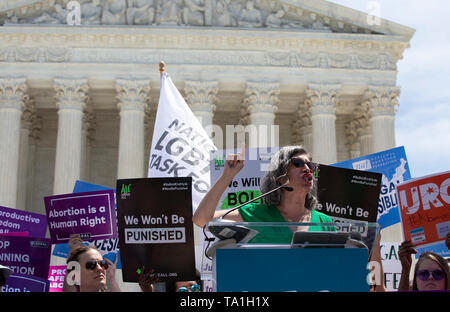 Demonstranten in mehreren demokratischen Gesetzgeber außerhalb der Supreme Court in Washington, DC, USA am 21. Mai 2019, ihre Opposition gegen die jüngsten Abtreibung Verbot von mehreren Mitgliedstaaten umgesetzt zu zeigen. Photo Credit: Stefani Reynolds/CNP | Verwendung weltweit Stockfoto