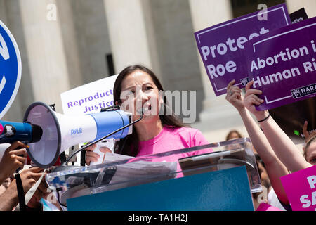 Präsident der geplanten Elternschaft Dr. Leana Wen spricht mit Demonstranten außerhalb des Supreme Court in Washington, DC, USA am 21. Mai 2019. Die Demonstranten seit mehreren demokratischen Gesetzgeber ihre Opposition gegen die jüngsten Abtreibung Verbot von mehreren Mitgliedstaaten umgesetzt zu zeigen. Photo Credit: Stefani Reynolds/CNP | Verwendung weltweit Stockfoto