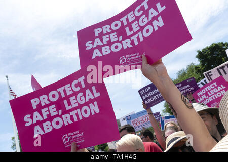 Washington, District of Columbia, USA. 21 Mai, 2019. Demonstranten in mehreren demokratischen Gesetzgeber außerhalb der Supreme Court in Washington, DC, USA am 21. Mai 2019, ihre Opposition gegen die jüngsten Abtreibung Verbot von mehreren Mitgliedstaaten umgesetzt zu zeigen. Photo Credit: Stefani Reynolds/CNP Credit: Stefani Reynolds/CNP/ZUMA Draht/Alamy leben Nachrichten Stockfoto