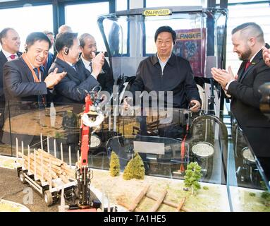 Wien, Österreich. 19 Mai, 2019. Li Zhanshu (2. R), der Vorsitzende des Ständigen Ausschusses des Nationalen Volkskongresses (NPC), visits Palfinger, ein Österreich-basierte Kran Manufacturing Company, in Salzburg, Österreich, am 19. Mai 2019. China's Top Gesetzgeber Li Zhanshu einen offiziellen freundlicher Besuch von Mai 18 bis 21 nach Österreich, wo er mit der Österreichischen Führungskräfte zur Förderung der bilateralen Beziehungen met und Chinas Haltung zur Aufrechterhaltung des Multilateralismus und freien Handel. Credit: Huang Jingwen/Xinhua/Alamy leben Nachrichten Stockfoto