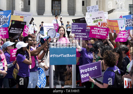 Washington, DC, USA. 21 Mai, 2019. Dr. LEANA WEN, Präsident der Planned Parenthood Federation of America und die geplante Elternschaft Action Fund, sprach an der Oberseite der Verbote Aktionstag für das Recht auf Schwangerschaftsabbruch" Kundgebung vor dem Supreme Court in Washington, DC am 21. Mai 2019. Quelle: Michael Brochstein/ZUMA Draht/Alamy leben Nachrichten Stockfoto