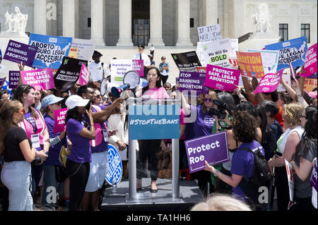 Washington, DC, USA. 21 Mai, 2019. Dr. LEANA WEN, Präsident der Planned Parenthood Federation of America und die geplante Elternschaft Action Fund, sprach an der Oberseite der Verbote Aktionstag für das Recht auf Schwangerschaftsabbruch" Kundgebung vor dem Supreme Court in Washington, DC am 21. Mai 2019. Quelle: Michael Brochstein/ZUMA Draht/Alamy leben Nachrichten Stockfoto