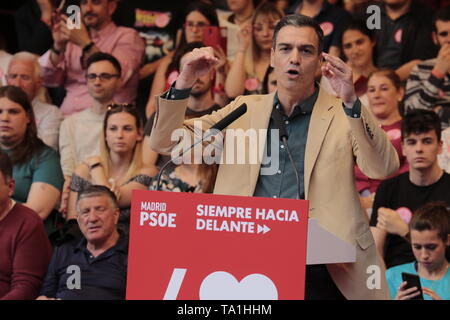 Mai 21, 2019 - LeganéS, Spanien - Santiago Llorente, Bürgermeister von Leganés und Kandidat für die Wiederwahl von der PSOE beobachtet, als er ein Parteitag. Parteitag der PSOE im Angesicht von regionalen, kommunalen und europäischen Wahlen am 26. Mai in Spanien mit der Teilnahme von Pedro SÃ¡nchez (spanische Premierminister), Iratxe García (Mdep der PSOE), Ãngel Gabilondo (Kandidat für die Präsidentschaft der Region Madrid für die Regionalwahlen vom 26. Mai), José Manuel Franco (Generalsekretär der PSOE von Madrid) und Santiago Llorente (Bürgermeister von Leganés). Andere sozialistische Politiker s Stockfoto