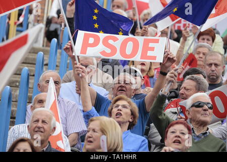 Mai 21, 2019 - LeganéS, Spanien - Anhänger der sozialistischen Politiker sind mit Fahnen und die eine Partei Logo auf dem Parteitag gesehen. Parteitag der PSOE im Angesicht von regionalen, kommunalen und europäischen Wahlen am 26. Mai in Spanien mit der Teilnahme von Pedro SÃ¡nchez (spanische Premierminister), Iratxe García (Mdep der PSOE), Ãngel Gabilondo (Kandidat für die Präsidentschaft der Region Madrid für die Regionalwahlen vom 26. Mai), José Manuel Franco (Generalsekretär der PSOE von Madrid) und Santiago Llorente (Bürgermeister von Leganés). Andere sozialistische Politiker wie Dolores Del Stockfoto