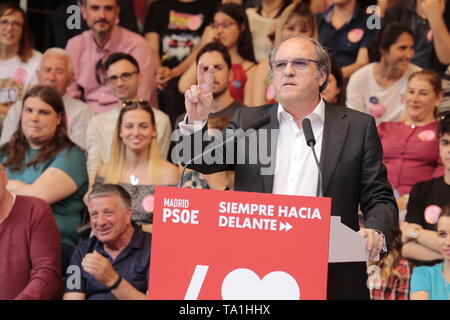 Mai 21, 2019 - LeganéS, Spanien - ngel Gabilondo, PSOE-Kandidat der Gemeinschaft von Madrid beobachtet, als er ein Parteitag. Parteitag der PSOE im Angesicht von regionalen, kommunalen und europäischen Wahlen am 26. Mai in Spanien mit der Teilnahme von Pedro SÃ¡nchez (spanische Premierminister), Iratxe García (Mdep der PSOE), Ãngel Gabilondo (Kandidat für die Präsidentschaft der Region Madrid für die Regionalwahlen vom 26. Mai), José Manuel Franco (Generalsekretär der PSOE von Madrid) und Santiago Llorente (Bürgermeister von Leganés). Andere sozialistische Politiker wie Dolores Delgado oder Raf Stockfoto