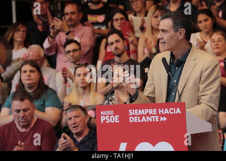 Mai 21, 2019 - LeganéS, Spanien - Santiago Llorente, Bürgermeister von Leganés und Kandidat für die Wiederwahl von der PSOE beobachtet, als er ein Parteitag. Parteitag der PSOE im Angesicht von regionalen, kommunalen und europäischen Wahlen am 26. Mai in Spanien mit der Teilnahme von Pedro SÃ¡nchez (spanische Premierminister), Iratxe García (Mdep der PSOE), Ãngel Gabilondo (Kandidat für die Präsidentschaft der Region Madrid für die Regionalwahlen vom 26. Mai), José Manuel Franco (Generalsekretär der PSOE von Madrid) und Santiago Llorente (Bürgermeister von Leganés). Andere sozialistische Politiker s Stockfoto