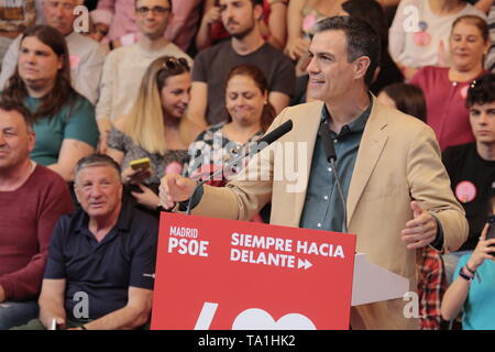 Mai 21, 2019 - LeganéS, Spanien - Santiago Llorente, Bürgermeister von Leganés und Kandidat für die Wiederwahl von der PSOE beobachtet, als er ein Parteitag. Parteitag der PSOE im Angesicht von regionalen, kommunalen und europäischen Wahlen am 26. Mai in Spanien mit der Teilnahme von Pedro SÃ¡nchez (spanische Premierminister), Iratxe García (Mdep der PSOE), Ãngel Gabilondo (Kandidat für die Präsidentschaft der Region Madrid für die Regionalwahlen vom 26. Mai), José Manuel Franco (Generalsekretär der PSOE von Madrid) und Santiago Llorente (Bürgermeister von Leganés). Andere sozialistische Politiker s Stockfoto