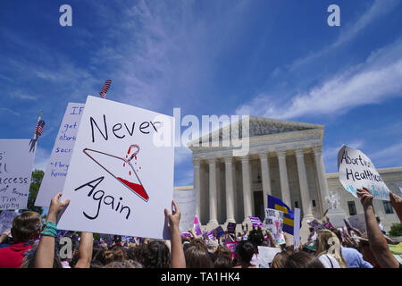 21. Mai 2019: Washington, District of Columbia, USA: Aktivisten schildern halten beim Stop die Verbote Aktionstag für das Recht auf Schwangerschaftsabbruch vor der Oberste Gerichtshof der Vereinigten Staaten. (Bild: © Leigh VogelZUMA Draht) Stockfoto