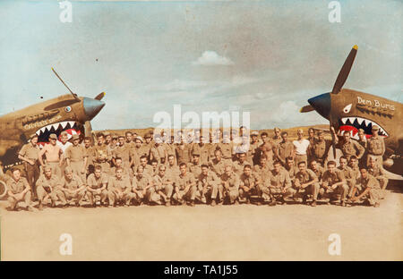 (190521) - NEW YORK, 21. Mai 2019 (Xinhua) - die Mitglieder des 76. Geschwaders der 23 Fighter Group des 14 US Air Force, in der Flying Tigers pilot Glen Beneda als Pilot serviert, posieren für Fotos vor zwei Shark - Zähne Kampfflugzeuge in China während des Zweiten Weltkriegs. Die Opfer, die Chinesen und Amerikaner Seite an Seite im Krieg gemacht unser gemeinsames Erbe sind die von unseren beiden Ländern geschätzt werden sollten, sagte Edward Beneda, stellvertretender Vorsitzender des Sino-American Aviation Heritage Foundation (SAAHF) und Sohn von US-Flying Tigers pilot Glen Beneda", die wir von Zeit zu Zeit nicht einverstanden, aber die Stockfoto