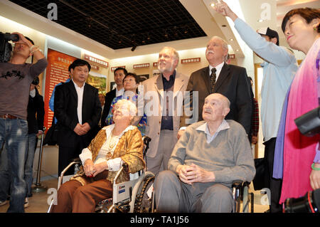 (190521) - NEW YORK, 21. Mai 2019 (Xinhua) - Foto durch die Li Xiannian Memorial Park zeigt Glen Beneda (2. R, vorne), eine US-Flying Tigers Pilot während des Zweiten Weltkrieges, seine Frau Elinor Beneda (3. R, vorne), Sohn Edward Beneda (2. R, hinten) und Henry Beneda (3. R, Hinten) die Li Xiannian Memorial Park in Hongkong' eine Grafschaft, Chinas Provinz Hubei, am Okt. 15, 2010 zu besuchen. Die Opfer, die Chinesen und Amerikaner Seite an Seite im Krieg gemacht unser gemeinsames Erbe sind die von unseren beiden Ländern geschätzt werden sollten, sagte Edward Beneda, stellvertretender Vorsitzender des Sino-American Aviation Herita Stockfoto