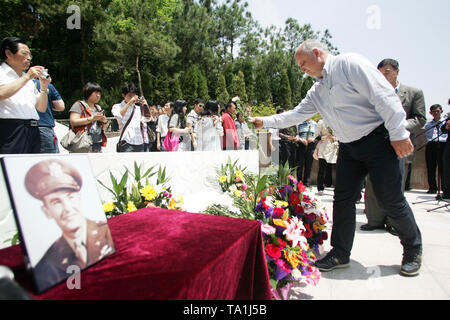 (190521) - NEW YORK, 21. Mai 2019 (Xinhua) -- Menschen nehmen an der cremains Grundsteinlegung von Glen Beneda, einem US-amerikanischen Flying Tigers Pilot während des Zweiten Weltkriegs, in Li Xiannian Memorial Park in Hongkong' eine Grafschaft, Chinas Provinz Hubei, am 11. Mai 2011. Die Opfer, die Chinesen und Amerikaner Seite an Seite im Krieg gemacht unser gemeinsames Erbe sind die von unseren beiden Ländern geschätzt werden sollten, sagte Edward Beneda, stellvertretender Vorsitzender des Sino-American Aviation Heritage Foundation (SAAHF) und Sohn von US-Flying Tigers pilot Glen Beneda", die wir von Zeit zu Zeit nicht einverstanden sind, aber das Wichtigste ist remembe Stockfoto