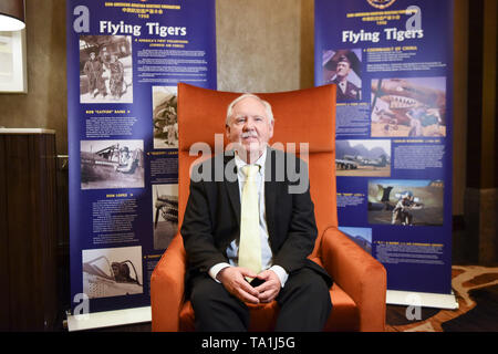 (190521) - NEW YORK, 21. Mai 2019 (Xinhua) - Edward Beneda vor Poster über Flying Tiger auf einem fliegenden Tiger Konferenz in Las Vegas zu sehen ist, die Vereinigten Staaten, am 11. Mai 2019. Die Opfer, die Chinesen und Amerikaner Seite an Seite im Krieg gemacht unser gemeinsames Erbe sind die von unseren beiden Ländern geschätzt werden sollten, sagte Edward Beneda, stellvertretender Vorsitzender des Sino-American Aviation Heritage Foundation (SAAHF) und Sohn von US-Flying Tigers pilot Glen Beneda", die wir von Zeit zu Zeit nicht einverstanden sind, aber das Wichtigste ist die Erinnerung an die Geschichte, die Erinnerung an die Investitionen, die wir in der l haben Stockfoto