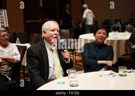 (190521) - NEW YORK, 21. Mai 2019 (Xinhua) - Edward Beneda (2. L) erzählt seinem Vater Glen Beneda's Geschichte auf einem fliegenden Tiger Konferenz in Las Vegas, USA, 11. Mai 2019. Die Opfer, die Chinesen und Amerikaner Seite an Seite im Krieg gemacht unser gemeinsames Erbe sind die von unseren beiden Ländern geschätzt werden sollten, sagte Edward Beneda, stellvertretender Vorsitzender des Sino-American Aviation Heritage Foundation (SAAHF) und Sohn von US-Flying Tigers pilot Glen Beneda", die wir von Zeit zu Zeit nicht einverstanden sind, aber das Wichtigste ist die Erinnerung an die Geschichte, die Erinnerung an die Investitionen, die wir im Leben haben Stockfoto