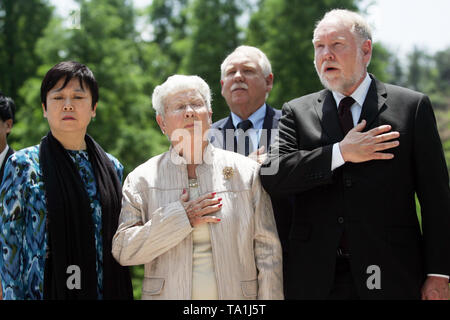 (190521) - NEW YORK, 21. Mai 2019 (Xinhua) - Li Xiaolin, Tochter von Li Xiannian und Vizepräsident des Chinesischen Volkes für Freundschaft mit dem Ausland (CPAFFC), Frau Elinor Glen Beneda Beneda's, Sohn Edward Beneda und Henry Beneda (von L nach R) trauern während der cremains Grundsteinlegung von Glen Beneda, einem US-amerikanischen Flying Tigers Pilot während des Zweiten Weltkriegs, in Hongkong' eine Grafschaft, die zentrale Provinz Hubei, China am 11. Mai 2011. Die Opfer, die Chinesen und Amerikaner Seite an Seite im Krieg gemacht unser gemeinsames Erbe sind die von unseren beiden Ländern geschätzt werden sollten, sagte Edward werden Stockfoto