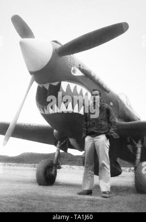 (190521) - NEW YORK, 21. Mai 2019 (Xinhua) - US-Flying Tigers pilot Glen Beneda ist vor einer P-40 figther Flugzeug in China während des Zweiten Weltkrieg Die Opfer, die Chinesen und Amerikaner Seite an Seite im Krieg gemacht unser gemeinsames Erbe sind die von unseren beiden Ländern geschätzt werden sollten, sagte Edward Beneda, stellvertretender Vorsitzender des Sino-American Aviation Heritage Foundation (SAAHF) und Sohn von US-Flying Tigers pilot Glen Beneda", die wir von Zeit zu Zeit nicht einverstanden sind, aber das Wichtigste ist die Erinnerung an die Geschichte, die Erinnerung an die Investitionen, die wir in den Leben der Chinesen und bin haben Stockfoto