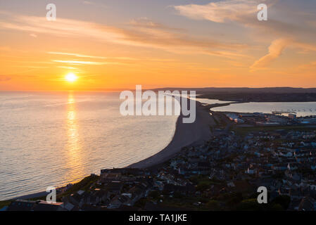 Portland, Dorset, Großbritannien. 21 Mai, 2019. UK Wetter. Blick von Portland Höhen auf der Isle of Portland in Dorset bei Sonnenuntergang mit Blick nach Westen über Fortuneswell und entlang der Chesil Beach und die Flotte Lagune am Ende eines warmen und sonnigen Tag. Foto: Graham Jagd-/Alamy leben Nachrichten Stockfoto