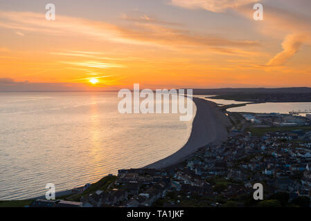 Portland, Dorset, Großbritannien. 21 Mai, 2019. UK Wetter. Blick von Portland Höhen auf der Isle of Portland in Dorset bei Sonnenuntergang mit Blick nach Westen über Fortuneswell und entlang der Chesil Beach und die Flotte Lagune am Ende eines warmen und sonnigen Tag. Foto: Graham Jagd-/Alamy leben Nachrichten Stockfoto