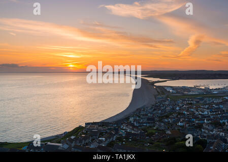 Portland, Dorset, Großbritannien. 21 Mai, 2019. UK Wetter. Blick von Portland Höhen auf der Isle of Portland in Dorset bei Sonnenuntergang mit Blick nach Westen über Fortuneswell und entlang der Chesil Beach und die Flotte Lagune am Ende eines warmen und sonnigen Tag. Foto: Graham Jagd-/Alamy leben Nachrichten Stockfoto