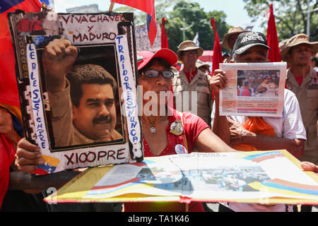 Caracas, Venezuela. 20 Mai, 2019. Anhänger der venezolanische Präsident Nicolas Maduro halten Sie ein Portrait von ihm bei Demonstration markiert den ersten Jahrestag seiner umstrittenen Wiederwahl am 20. Mai 2019. Credit: Pedro Mattey/dpa/Alamy leben Nachrichten Stockfoto