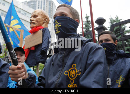 Die ukrainischen Nationalisten Aktivistinnen aus verschiedenen Parteien sind während der Kundgebung gegen Aufhebung des Gesetzes über decommunization vor das Verfassungsgericht in Kiew gesehen. Die Demonstranten gegen die Appelle von 46 ukrainischen Gesetzgeber, die an das Gericht Berufung gegen die Verfassungsmäßigkeit des Gesetzes über decommunization zu überprüfen. Das Gesetz über die decommunization wurde durch das ukrainische Parlament im April 2015 gestimmt, der Verurteilung der kommunistischen und Nationalsozialistischen totalitären Regime, das Verbot ihrer Propaganda und Symbolik. Nach dem Gesetz, dem symbolischen und Propaganda des Nationalsozialismus, Nationalsozialismus, diese Werte, AC Stockfoto