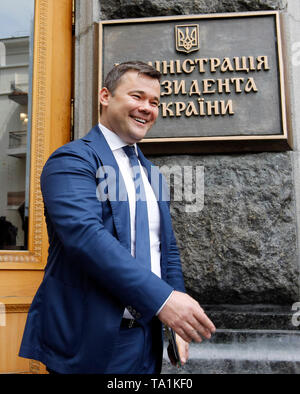 Andriy Bohdan (auch Bogdan geschrieben), Anwalt und Berater Der neue ukrainische Präsident Wladimir Zelenskiy gesehen wird, zu Fuß zu einer Pressekonferenz von der Präsidialverwaltung Büro in Kiew. Der Präsident der Ukraine Volodymyr Zelensky seine Rechtsberater Andriy Bohdan als Leiter der Administration des Präsidenten der Ukraine ernannt, der Website der Präsidialverwaltung berichtete am 21. Mai 2019. Vor seiner Ernennung, Bohdan empfohlen Volodymyr Zelensky auf rechtliche Fragen. Stockfoto