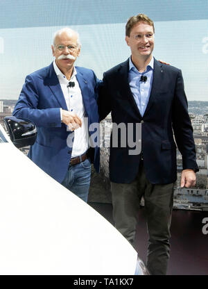 Eingereicht - 02. Oktober 2018 Frankreich (France), Paris: Dieter Zetsche (l), Vorsitzender des Vorstands der Daimler AG und Leiter Mercedes-Benz Cars, und Ola Källenius, Mitglied des Vorstands der Daimler AG und Chief Development Officer von Mercedes-Benz Cars, der neue Mercedes-Benz GLE am 1. Drücken Sie die Taste Day präsentiert auf dem Automobilsalon Paris. Mit einer neuen Struktur, Daimler will in der Lage sein, schneller und effizienter auf die Veränderungen in der Branche zu reagieren. Auf der Hauptversammlung am 22. Mai 2019 in Berlin, die Aktionäre über den Vorschlag der Gruppe, getrennte Abstimmung Stockfoto