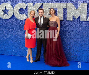 Christine Egerton, Taron Egerton und Emily Thomas nehmen an der "Rocketman" UK Premiere im Odeon am Leicester Square. Stockfoto