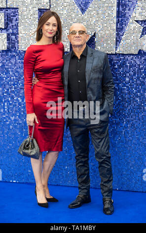 Heather Lynn Hodgins Kidd (L) und Bernie Taupin besucht die "Rocketman" UK Premiere im Odeon am Leicester Square. Stockfoto