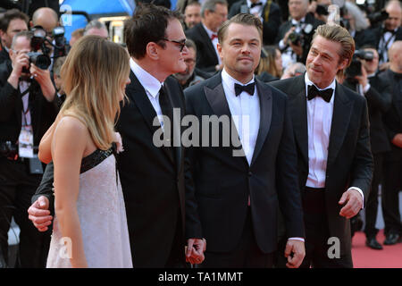Brad Pitt (r-l), US-Schauspieler Leonardo DiCaprio, US-Regisseur Quentin Tarantino und australische Schauspielerin Margot Robbie besuchen das Screening von "Once Upon A Time In Hollywood", die im Rahmen der 72. jährlichen Filmfestspiele von Cannes am Palais des Festivals. | Verwendung weltweit Stockfoto