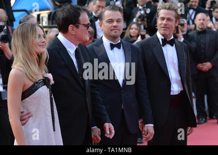 Brad Pitt (r-l), US-Schauspieler Leonardo DiCaprio, US-Regisseur Quentin Tarantino und australische Schauspielerin Margot Robbie besuchen das Screening von "Once Upon A Time In Hollywood", die im Rahmen der 72. jährlichen Filmfestspiele von Cannes am Palais des Festivals. | Verwendung weltweit Stockfoto