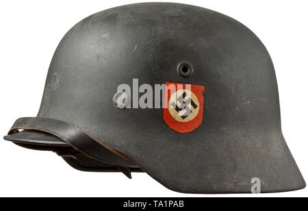 Ein stahlhelm M 40 für Mitglieder der Waffen-SS mit beiden Embleme Feld - Grau lackierter Stahl Schädel (vier kleine Beulen) mit Maker's Stempel "NS 62" (Schwerte Nickel Werke) und "N95". Beide Embleme sind fast vollständig erhalten. Komplette Innenauskleidung mit kinnriemen. Eine der wenigen M 40 Helme in 1940 mit zwei Embleme geliefert. historischen, historische, 20. Jahrhundert, 1930S, 1940s, Waffen-SS, bewaffneten Division der SS, bewaffneten Service, Streitkräfte, NS, Nationalsozialismus, Nationalsozialismus, Drittes Reich, Deutsche Reich, Deutschland, Militär, Militaria, Utensilien, Ausrüstung, Geräte, Objekt, Objekte, Editorial-Use - Nur Stockfoto