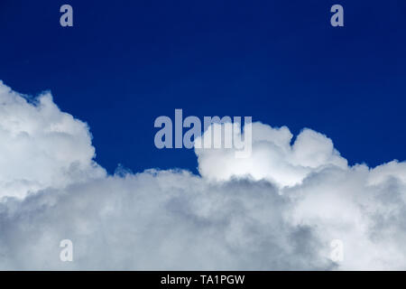 Weiße Wolke und blauer Himmel bei Tageslicht. In der Nähe Schuß Witz telehoto Objektiv und Polfilter mit minimalistischen Komposition. Stockfoto