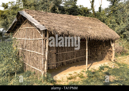 Tribal Hütte mit Strohdach, aus Bambus Strohhalme und Sticks, sind häufig in Stammesgebieten und sind temporär und Temperatur auf natürliche Weise regulieren. Stockfoto