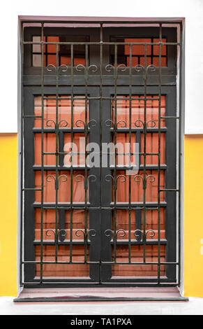 Sehr schöne korinthischen Stil, große Fenster mit Gittern mit Mustern und hölzerne Tor angebracht. Eine typische Colonian Epoche römischer Architektur. Stockfoto