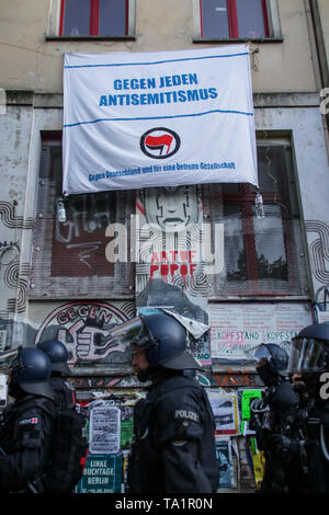 BERLIN, DEUTSCHLAND - 1. Mai 2019: Mehrere tausend Links - winged Demonstranten marschieren durch Berlin-Friedrichshein gegen gentrificatio zu demonstrieren Stockfoto