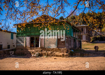 Traditionelles Haus im indischen Dorf im Herbst im Himalaya - Indien Stockfoto