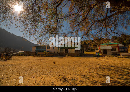Traditionelles Haus im indischen Dorf im Herbst im Himalaya - Indien Stockfoto