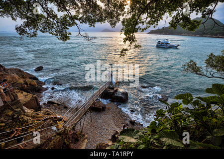 Paare Hochzeit Bilder, die mit der berühmten Sai Wan-Schwimmen vergossen, Hong Kong, China. Stockfoto