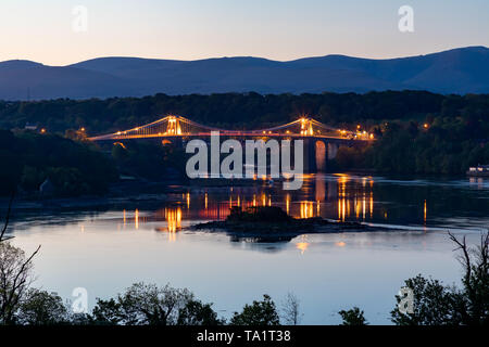 Menai Bridge ANGLESEY Wales 12. Mai 2019 den Menai Bridge, kurz vor der Morgendämmerung Stockfoto