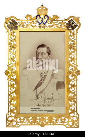 Kaiser Wilhelm II - ein signiertes Portrait Foto in einer Präsentation frame, datiert 1890 Großformat-hälfte Portrait in Uniform mit eigenhändiger Unterschrift in Tinte, datiert '14.XI.1890'. Das Foto mit dem Stempel des Studio" Reichard & Lindner Berlin 1888". Darunter gedruckte Widmung'dem Kommandeur der Königlich Preußischen Hauptkadettenanstalt im Lichtenfelde' (Tr. "Der Kommandeur der Königlich Preußischen Cadet Akademie im Lichtenfelde"). Aus vergoldetem Messing Präsentation frame verschwenderisch mit Gravuren und openwork eingerichtet. Die oberen Ecken mit Emaille, Additional-Rights - Clearance-Info - Not-Available Stockfoto