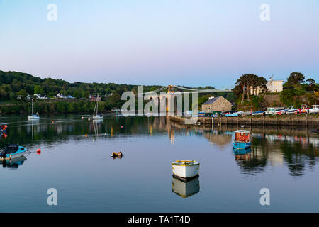 Menai Bridge ANGLESEY Wales Mai 12, 2019 Dawn in der Stadt Menai Bridge Stockfoto