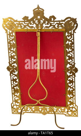 Kaiser Wilhelm II - ein signiertes Portrait Foto in einer Präsentation frame, datiert 1890 Großformat-hälfte Portrait in Uniform mit eigenhändiger Unterschrift in Tinte, datiert '14.XI.1890'. Das Foto mit dem Stempel des Studio" Reichard & Lindner Berlin 1888". Darunter gedruckte Widmung'dem Kommandeur der Königlich Preußischen Hauptkadettenanstalt im Lichtenfelde' (Tr. "Der Kommandeur der Königlich Preußischen Cadet Akademie im Lichtenfelde"). Aus vergoldetem Messing Präsentation frame verschwenderisch mit Gravuren und openwork eingerichtet. Die oberen Ecken mit Emaille, Additional-Rights - Clearance-Info - Not-Available Stockfoto