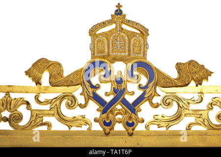 Kaiser Wilhelm II - ein signiertes Portrait Foto in einer Präsentation frame, datiert 1890 Großformat-hälfte Portrait in Uniform mit eigenhändiger Unterschrift in Tinte, datiert '14.XI.1890'. Das Foto mit dem Stempel des Studio" Reichard & Lindner Berlin 1888". Darunter gedruckte Widmung'dem Kommandeur der Königlich Preußischen Hauptkadettenanstalt im Lichtenfelde' (Tr. "Der Kommandeur der Königlich Preußischen Cadet Akademie im Lichtenfelde"). Aus vergoldetem Messing Präsentation frame verschwenderisch mit Gravuren und openwork eingerichtet. Die oberen Ecken mit Emaille, Additional-Rights - Clearance-Info - Not-Available Stockfoto