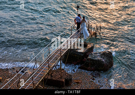 Paare Hochzeit Bilder, die mit der berühmten Sai Wan-Schwimmen vergossen, Hong Kong, China. Stockfoto