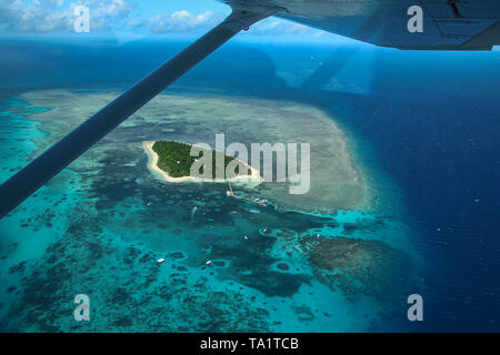 Ansicht aus der Luft über die grüne Insel im Great Barrier Reef, Australien Stockfoto