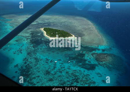 Grüne Insel im Great Barrier Reef, Australien, Ansicht aus der Luft entfernt Stockfoto