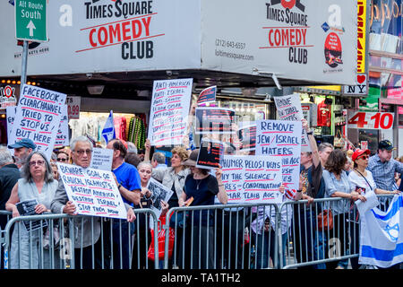 New York, Vereinigte Staaten. 20 Mai, 2019. Einen neuen rechten Gruppe namens 'Ilhan muss gehen", betrieben von Koalition Veranstalter Joe Diamond, versuchte eine Plakatwand in Times Square am 20. Mai 2019 zu enthüllen, Rep. Ilhan Omar ein Antisemit und anspruchsvollen ihre Entfernung vom Haus des Auswärtigen Ausschusses. Die billboard Start war nach unten gedreht als "umstritten" durch die Werbung Unternehmen, statt eine Anschlagtafel Lkw wurde verwendet, um ihre Botschaft zu verbreiten. Credit: Erik McGregor/Pacific Press/Alamy leben Nachrichten Stockfoto