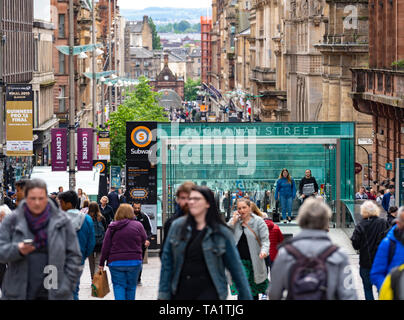 Anzeigen von Kunden und Geschäften auf der Buchanan Street die Hauptfußgängerzone in Glasgow, Schottland, Großbritannien Stockfoto