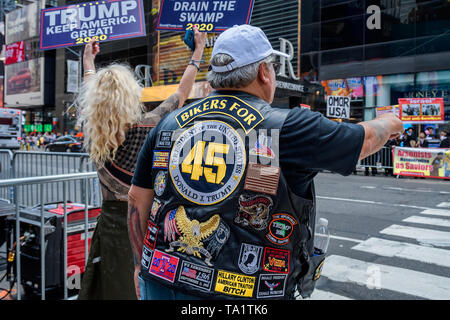 New York, Vereinigte Staaten. 20 Mai, 2019. Einen neuen rechten Gruppe namens 'Ilhan muss gehen", betrieben von Koalition Veranstalter Joe Diamond, versuchte eine Plakatwand in Times Square am 20. Mai 2019 zu enthüllen, Rep. Ilhan Omar ein Antisemit und anspruchsvollen ihre Entfernung vom Haus des Auswärtigen Ausschusses. Die billboard Start war nach unten gedreht als "umstritten" durch die Werbung Unternehmen, statt eine Anschlagtafel Lkw wurde verwendet, um ihre Botschaft zu verbreiten. Credit: Erik McGregor/Pacific Press/Alamy leben Nachrichten Stockfoto