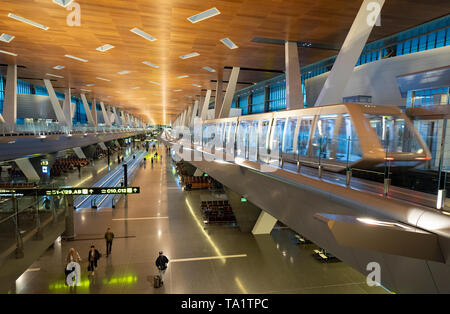 Erhöhte Pkw Shuttle Zug im Terminal Gebäude an Hamad internationaler Flughafen in Doha, Katar Stockfoto